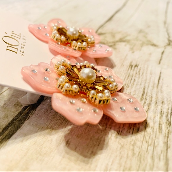 Mother Of Pearl Flower Earrings Light Pink/Gold - Picture 7 of 8